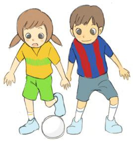 サッカーをする男の子と女の子